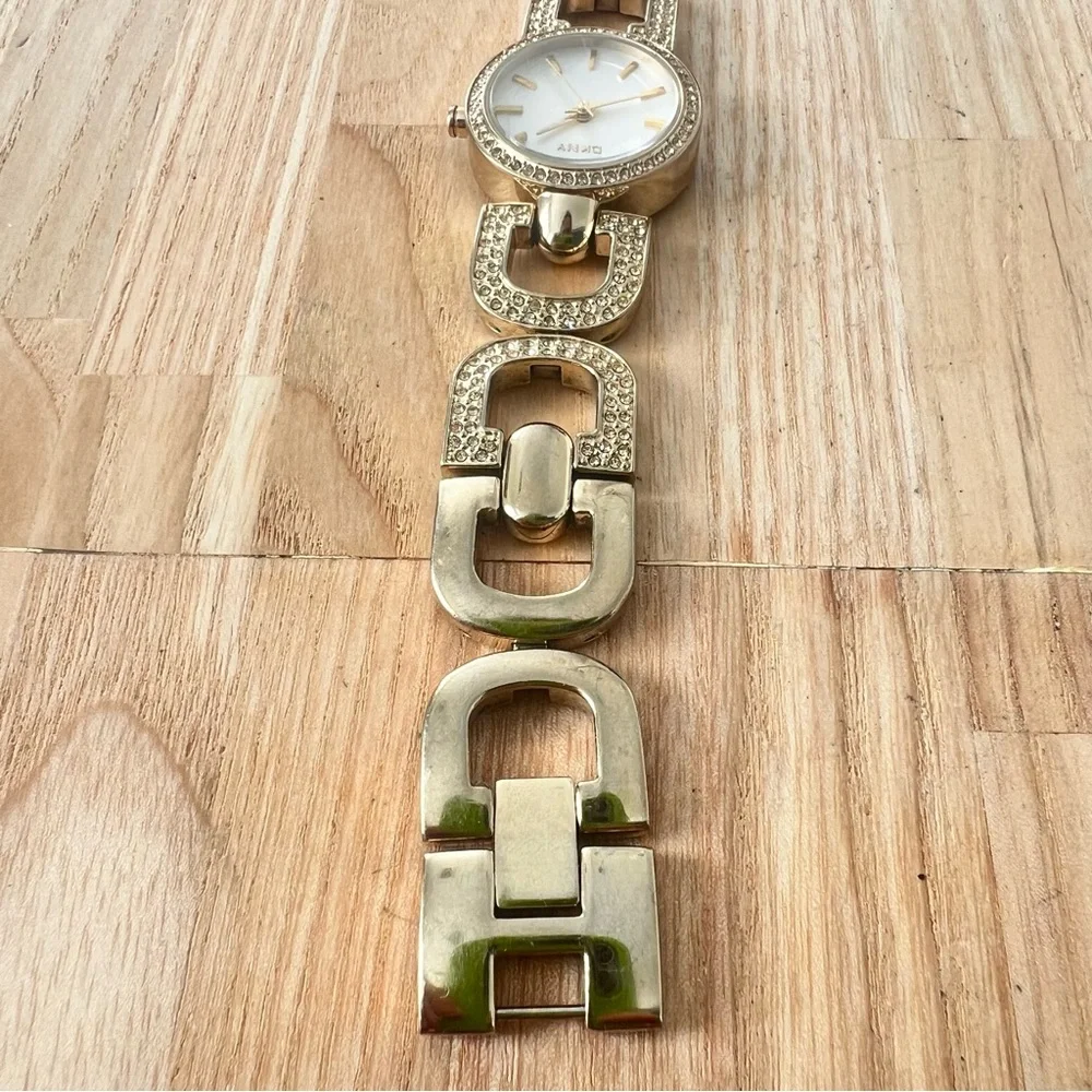 DKNY ladies gold tone crystal studded bracelet watch NEW BATTERY